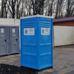 Туалетные кабины у Ясеневского кладбища