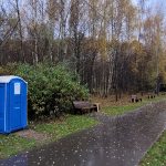 туалетная кабина в лесопарке Тропинино
